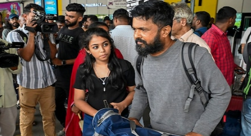 30 प्‍लेन में बम की कॉल से दशहत, खाली कराए गए विमान, एयरपोर्ट पर बेहाल पड़े लोग