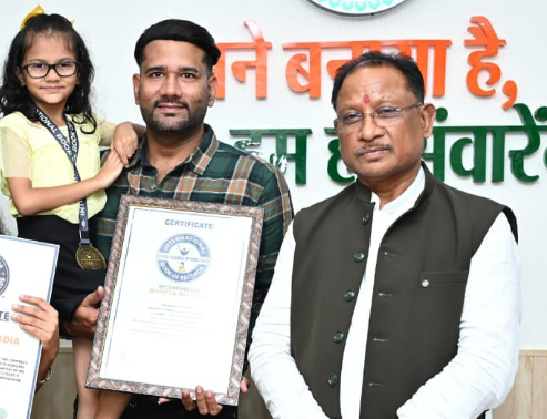 नन्ही रिकॉर्ड होल्डर बेटियों को मुख्यमंत्री ने दिया आशीर्वाद