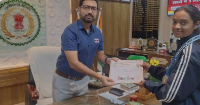 कलेक्टर  लंगेह ने शूटिंग खिलाड़ी मेघा तिवारी की उपलब्धियों पर दी बधाई