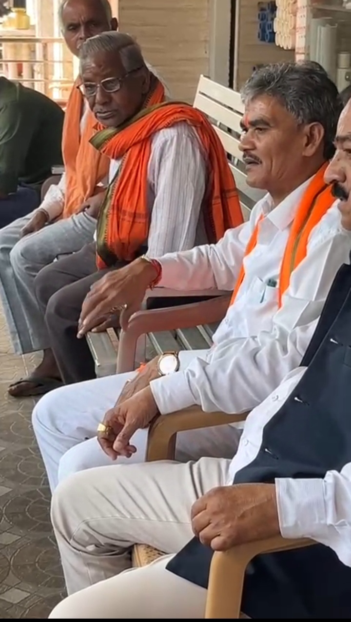 पीड़ित जैन स्टोर के संचालक जितेन्द्र अरुण कोठारी से साजा विधायक ईश्वर साहू ने की मुलाक़ात ।