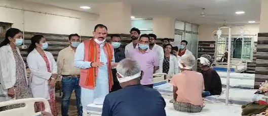 मोतियाबिंद ऑपरेशन में लापरवाही, नेत्र सर्जन निलंबित, कांग्रेस बोली- ताजा हो गई अंखफोड़वा कांड की याद