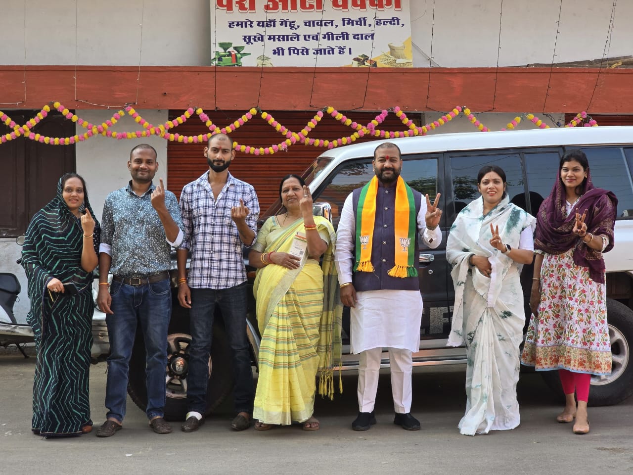 भाजपा के प्रवक्ता अमित साहू ने अपने पूरे परिवार के साथ किया मतदान