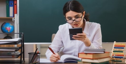सावधान! बोर्ड परीक्षा में मोबाइल लाने पर होगी 10 साल की सजा