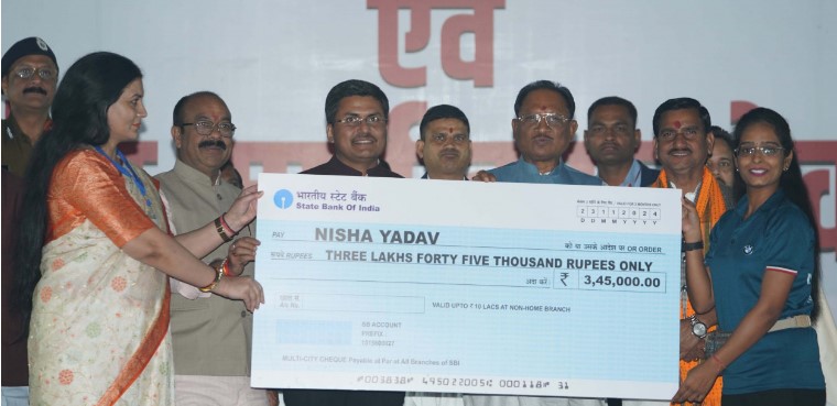 मुख्यमंत्री श्री साय ने पर्वतारोही निशा यादव को 3.45 लाख रुपए का चेक प्रदान किया