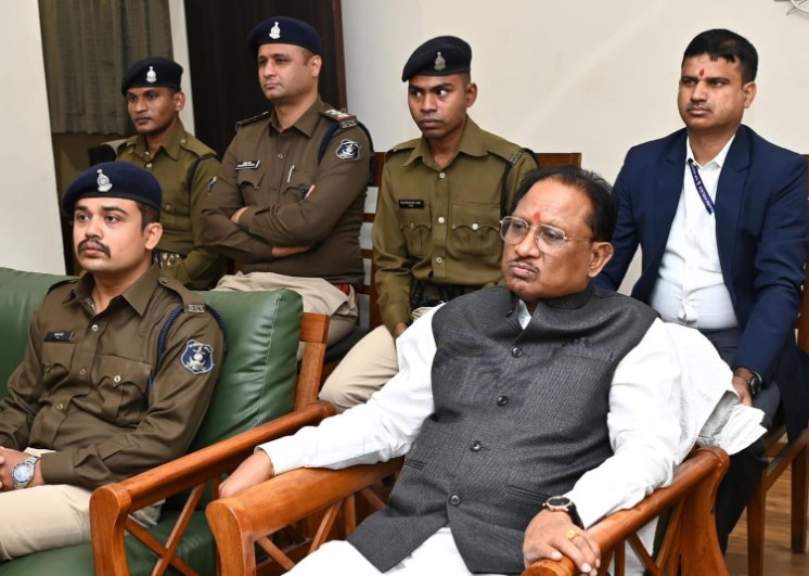 मुख्यमंत्री श्री विष्णु देव साय ने पुलिस जवानों के साथ सुनी मन की बात