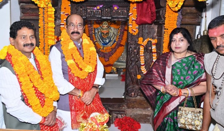 उप मुख्यमंत्री श्री अरुण साव ने वृद्धाश्रम में बुजुर्गों को दिए फल, मिठाई और कंबल, बुजुर्गों के साथ केक काटकर अपने जन्मदिन की शुरुआत की