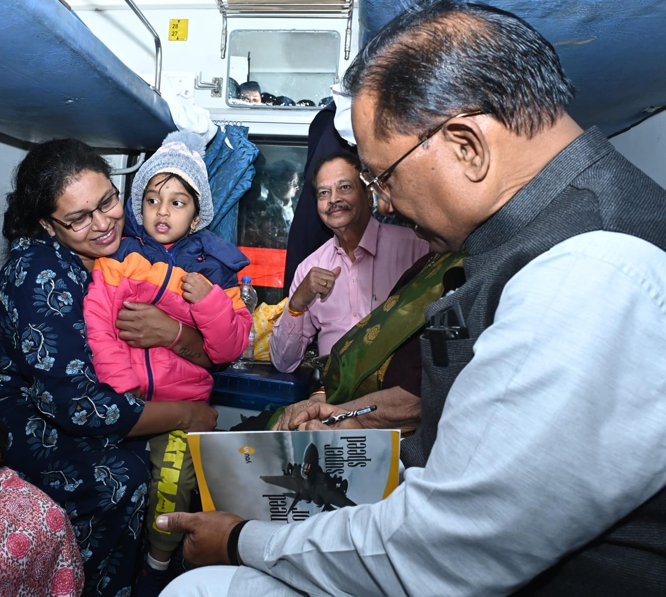 मुख्यमंत्री श्री विष्णुदेव साय की सरलता और आत्मीयतापूर्ण वार्तालाप ने रेलयात्रियों का जीता दिल