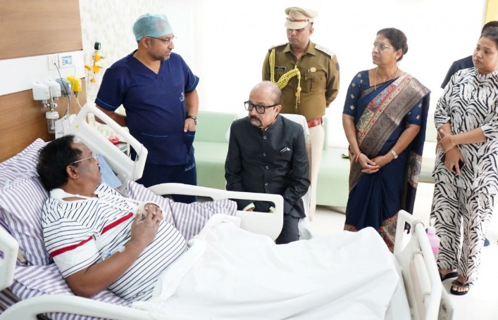 राज्यपाल श्री रमेन डेका ने अस्पताल पहुंचकर मंत्री श्री रामविचार नेताम का जाना हाल-चाल