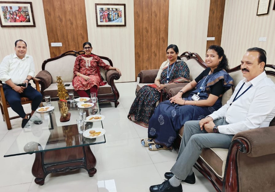 मुख्य निर्वाचन पदाधिकारी श्रीमती रीना बाबासाहेब कंगाले से भारत निर्वाचन आयोग द्वारा नियुक्त प्रेक्षकों ने की मुलाकात
