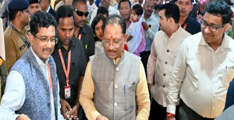 आदिमजाति विभाग की प्रदर्शनी का मुख्यमंत्री  साय ने की प्रशंसा