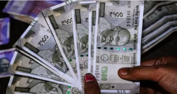 बेरोजगारों के खाते में अचानक आ गए 125 करोड़, मैसेज देखकर सब रह गए सन्‍न, बैंकवाले भी हैरान