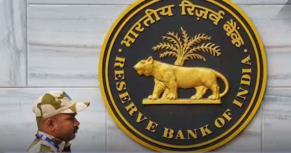 रिजर्व बैंक ने इस बड़े बैंक पर लगाया भारी जुर्माना, डिपॉजिट को लेकर मिली थीं शिकायतें