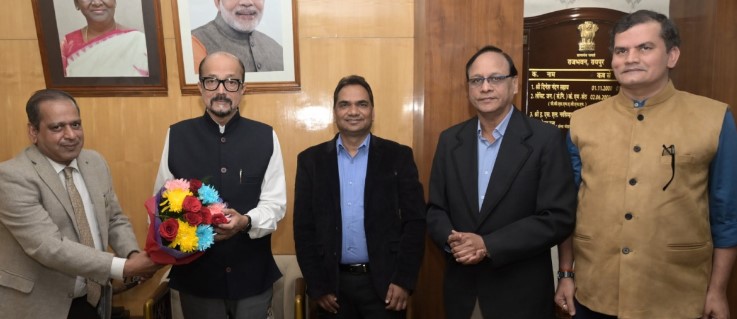 राज्यपाल श्री डेका से पं. जवाहरलाल नेहरू मेमोरियल मेडिकल कॉलेज डीन डॉ. चौधरी ने सौजन्य भेंट की