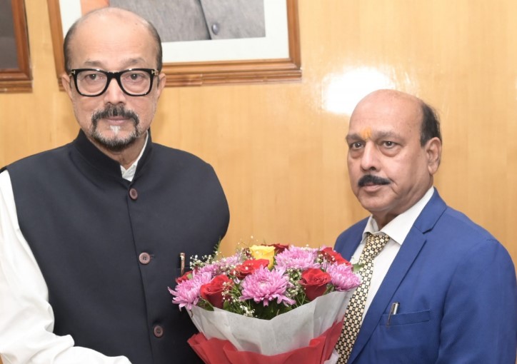 राज्यपाल श्री डेका से छत्तीसगढ़ राज्य मानवाधिकार के सदस्य श्री मिश्रा ने सौजन्य भेंट की