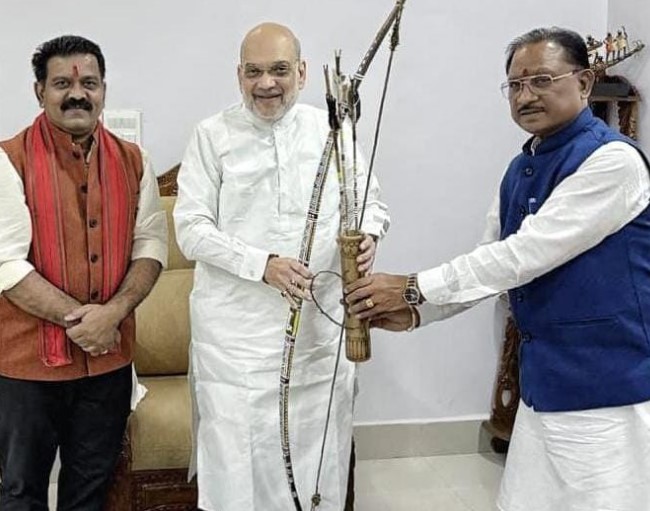 मुख्यमंत्री श्री विष्णुदेव साय ने केंद्रीय गृह मंत्री श्री अमित शाह को किया स्मृतिचिन्ह भेंट