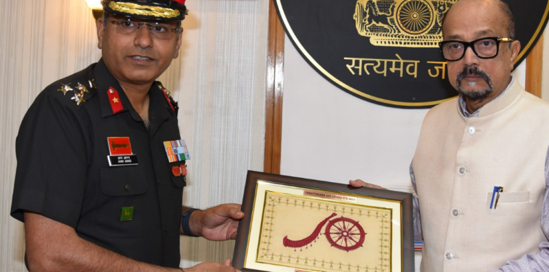 राज्यपाल डेका से छत्तीसगढ़ एवं ओडिशा सैनिक उप क्षेत्र कमांडर ब्रिगेडियर श्री आनंद ने सौजन्य भेंट की