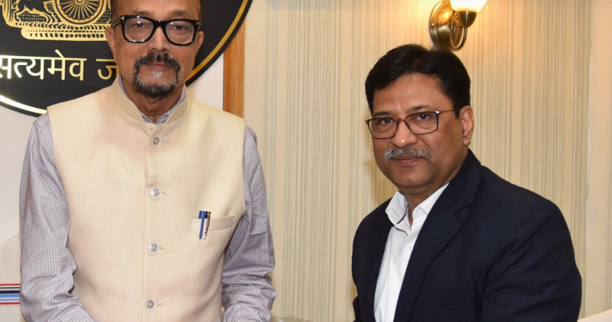 राज्यपाल डेका से पंडित रविशंकर शुक्ल विश्वविद्यालय के कुलपति ने सौजन्य भेंट की