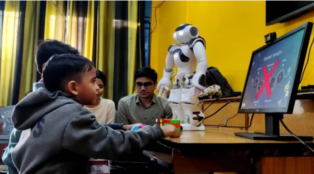 AI तकनीक के माध्यम से यहां बच्चे बना रहे है रोबोट और प्रोटोटाइप, अटल टिंकरिंग लैब का कमाल