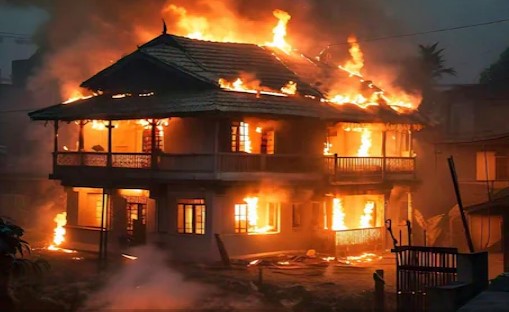 देवास में मकान में आग लगने से मचा हड़कंप, पति-पत्नी और 2 बच्चों समेत पूरा परिवार 'तबाह'