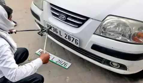 क्या है हाई सिक्योरिटी नंबर प्लेट, सरकार ने बढ़ा दी इसकी फीस, कार हो या बाइक सबके लिए जरूरी, जानिए नई कीमतें