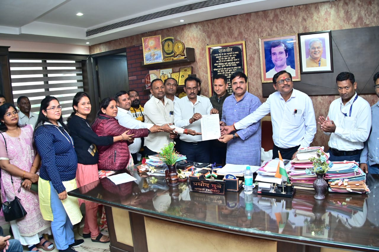 नगर पालिक निगम रायपुर अधिकारी, कर्मचारी एकता संघ ने अपनी 7 सूत्रीय मांगों को लेकर महापौर, सभापति, नेताप्रतिपक्ष, आयुक्त को ज्ञापन सौपा