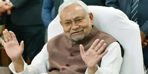 दिल्ली और पटना में सियासत का धुआं उठा...