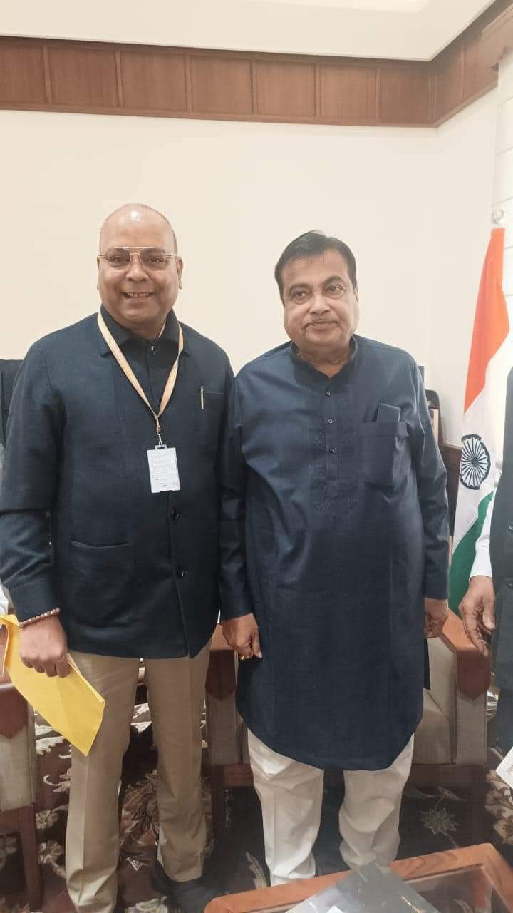 पूर्व मंत्री, विधायक,भाजपा मुख्य प्रवक्ता श्री अजय चंद्राकर ने आज नई दिल्ली में माननीय केंद्रीय सड़क एवं परिवहन मंत्री नितिन गडकरी से सौजन्य भेंट की।