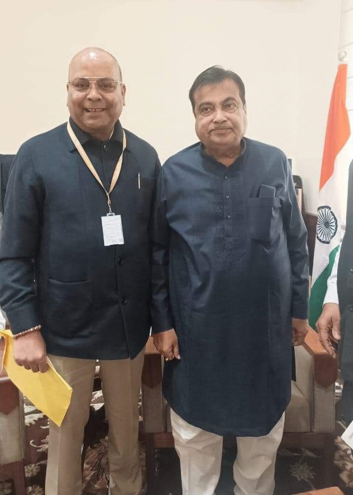 पूर्व मंत्री, विधायक,भाजपा मुख्य प्रवक्ता अजय चंद्राकर ने आज नई दिल्ली में माननीय केंद्रीय सड़क एवं परिवहन मंत्री नितिन गडकरी से सौजन्य भेंट की।
