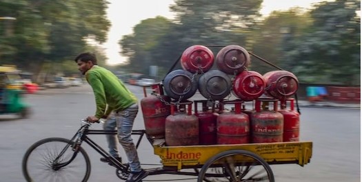 नए साल की सौगात, सरकार ने घटा दिए LPG सिलेंडर के दाम