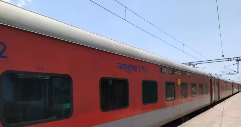 तेज रफ्तार से गुजर रही थी ट्रेन, तभी सामने देख लोको पायलट के उड़े होश, फिर जो हुआ...