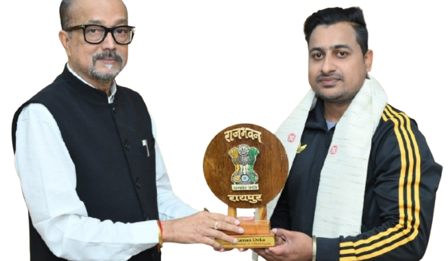 राज्यपाल डेका से पैरा एशिया कप के गोल्ड मेडल विजेता झा ने सौजन्य भेंट की