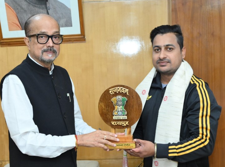 राज्यपाल श्री डेका से पैरा एशिया कप के गोल्ड मेडल विजेता श्री झा ने सौजन्य भेंट की