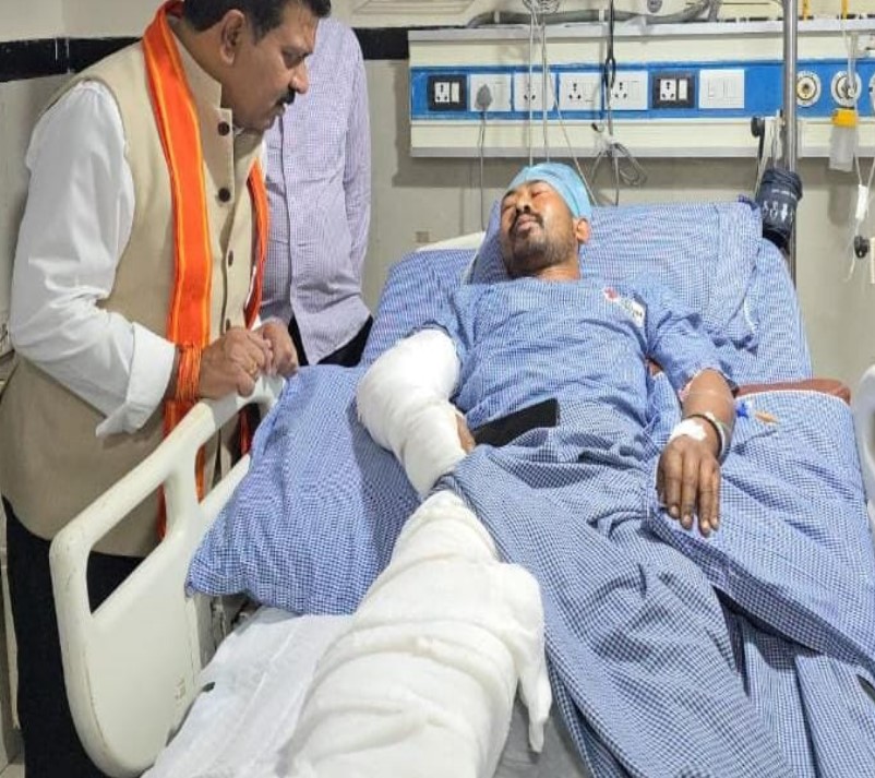 उपमुख्यमंत्री श्री विजय शर्मा ने घायल जवानों से की मुलाकात, उनके शीघ्र स्वस्थ होने की कामना की