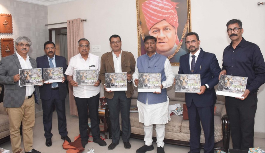 वनमंत्री श्री कश्यप ने छत्तीसगढ़ की जैव विविधता पर आधारित फैदर फ्रेंड्स कॉफी टेबल बुक का किया विमोचन