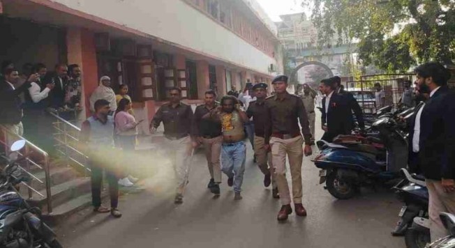वरिष्ठ वकील पर हमला करने वाले की कोर्ट में धुनाई, पिटाई करने वाले वकीलों पर केस दर्ज…