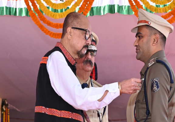 राज्यपाल ने गणतंत्र दिवस समारोह में वीरता शौर्य एवं उत्कृष्ट सेवा के लिए पद अलंकरण से किया सम्मानित
