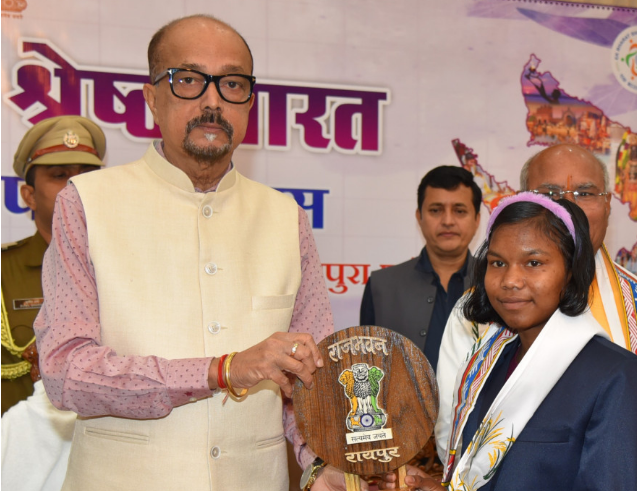 राज्यपाल डेका ने राष्ट्रीय बाल पुरूस्कार से सम्मानित बालिका का किया सम्मान