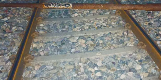 ट्रेन पलटने की साजिश, ट्रैक पर रखा था 20 फीट लंबा लोहे का एंगल, लोको पायलट ने दिखाई सतर्कता