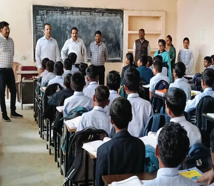 दो शिक्षकों को नोटिस, दो निलंबित