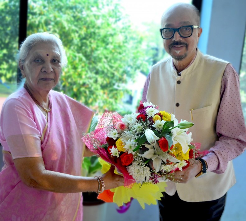 राज्यपाल श्री डेका से आज उत्तर प्रदेश की राज्यपाल श्रीमती पटेल ने की सौजन्य भेंट