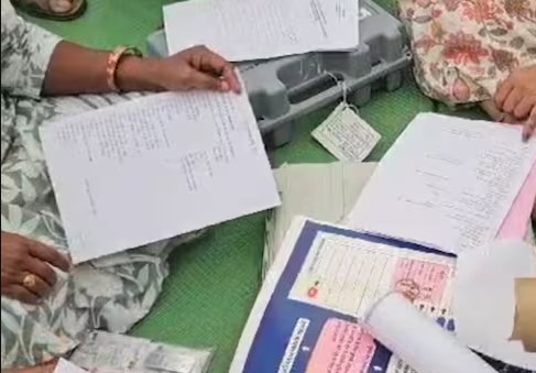बस्तर कलेक्टर-SP ने डाला वोट, धमतरी में बूथ पर मतदाता को आया हार्ट अटैक