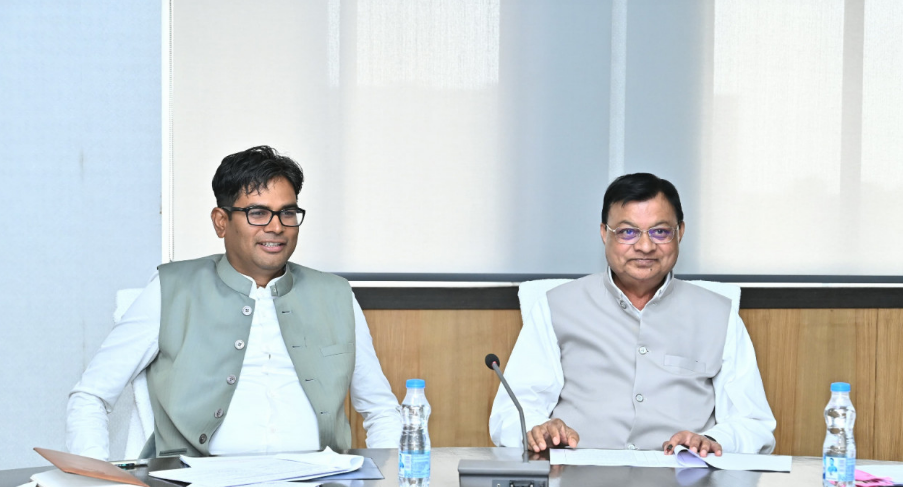 वित्त मंत्री की बजट प्रस्ताव पर मंत्री स्तरीय चर्चा वाणिज्य-उद्योग एवं श्रम मंत्री के साथ