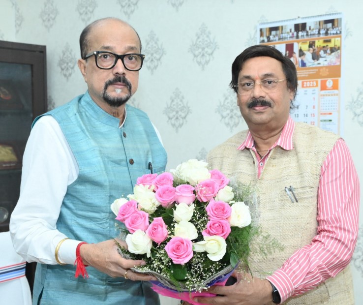 राज्यपाल श्री डेका से विधानसभा सचिव श्री शर्मा ने की सौजन्य भेंट