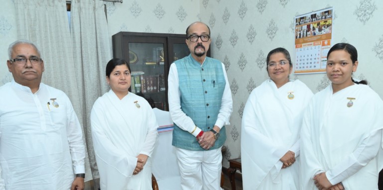 राज्यपाल श्री डेका से प्रजापिता ब्रह्माकुमारी ईश्वरीय विश्वविद्यालय के संचालक ने की सौजन्य भेंट