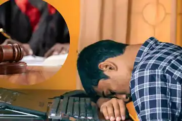 दफ्तर में झपकी ले सकते हैं या नहीं... हाईकोर्ट के फैसले से हो गया साफ