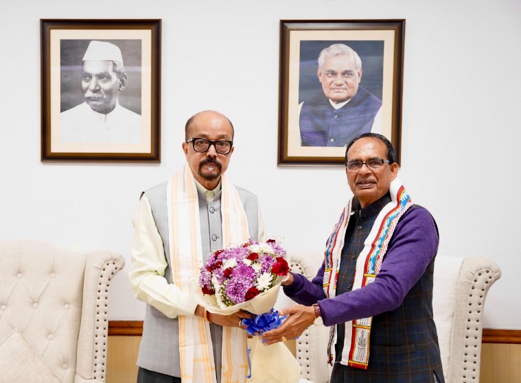 भारत के कृषि और किसान कल्याण मंत्री श्री चौहान से राज्यपाल श्री डेका ने सौजन्य भेंट की