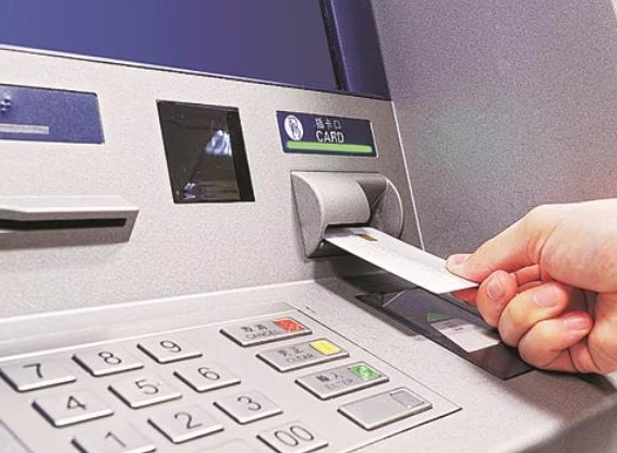 ATM का इस्‍तेमाल करना हो सकता है महंगा, क्या पैसे निकालने पर लगेगा ज्यादा चार्ज? जानें पूरी खबर
