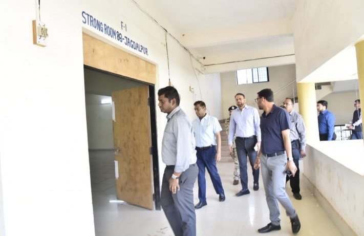 राज्य निर्वाचन आयुक्त श्री अजय सिंह ने किया स्ट्रांग रूम का निरीक्षण, चुनाव तैयारियों का लिया जायजा