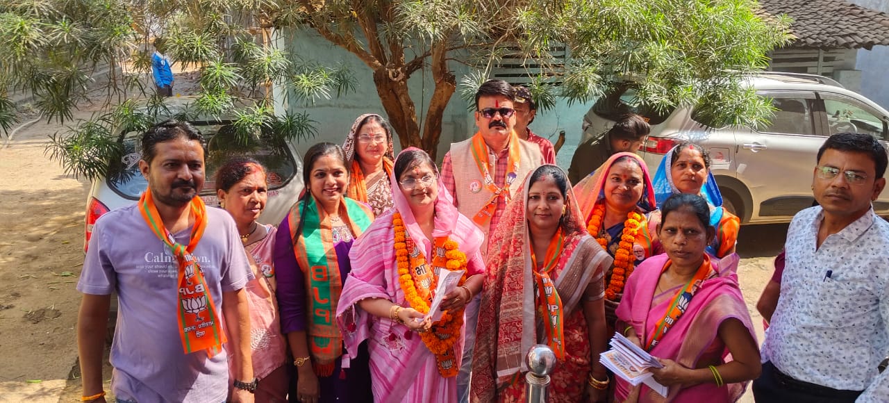 प्रतिभा चौधरी ने गंजपारा दुर्गा मंदिर में किया जनसंपर्क