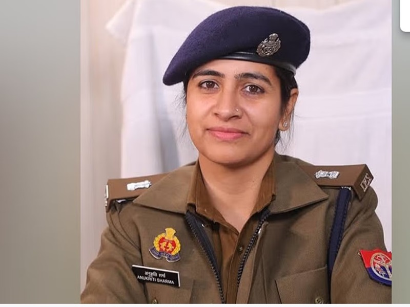 महाकुंभ में बिछड़े लोगो को मिला रही है लेडी IPS अनुकृति शर्मा